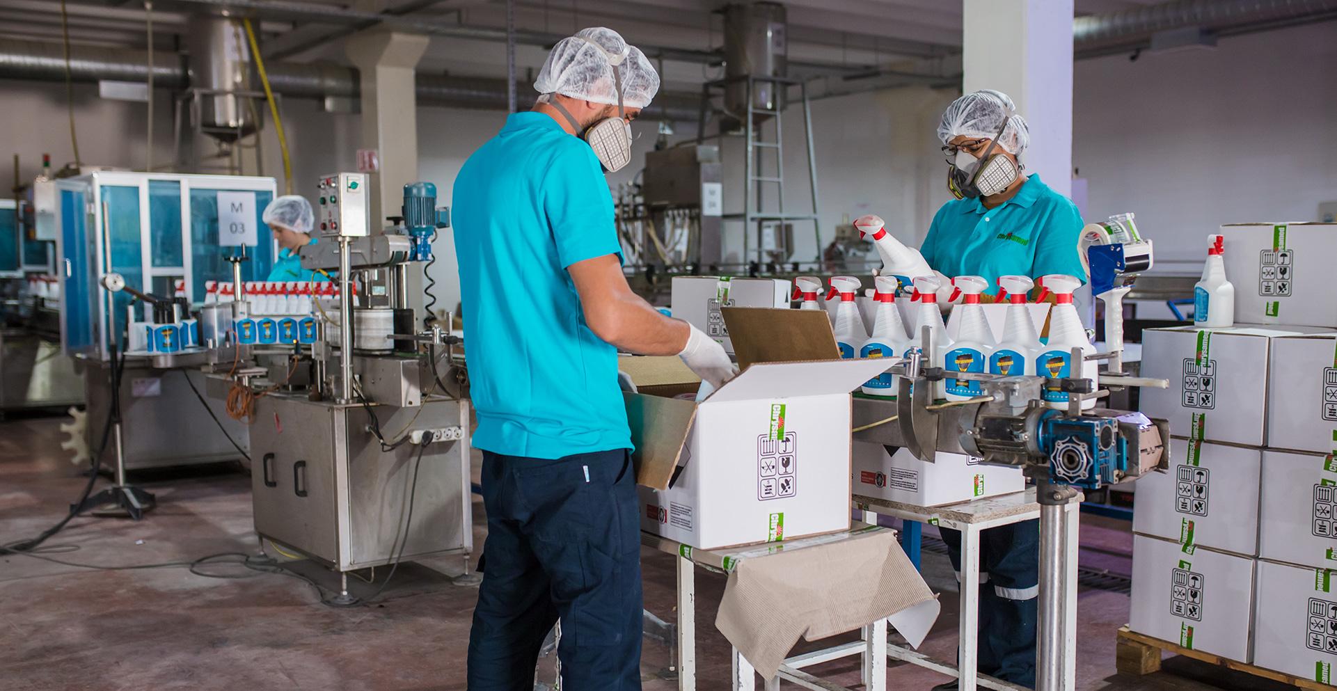 Mitarbeitende in der Chrysamed-Produktion beim Abfüllen und Verpacken von Produkten